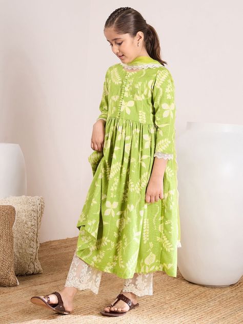 Pakistani Kids Dresses, Flat Lay Photography Fashion, Cotton Suit Designs, Simple Dress Casual, Baby Frock, Fashion Sketches Dresses, Batik Fashion, Kurti Design, Kids Fashion Dress