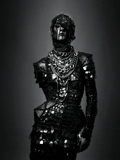 mb Black Mode, Post Apocalyptic Fashion, Apocalyptic Fashion, Robert Mapplethorpe, Futuristic Fashion, Avant Garde Fashion, Roaring Twenties, Fashion Photography Editorial, Dark Beauty