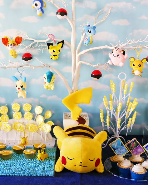 pokemon party Pokemon Party Supplies, Pokemon Party Decorations, Pokemon Themed Party, 4de Verjaardag, Baby Pokemon, Pokemon Birthday Party, Festa Harry Potter, Pokemon Theme, Pokemon Party