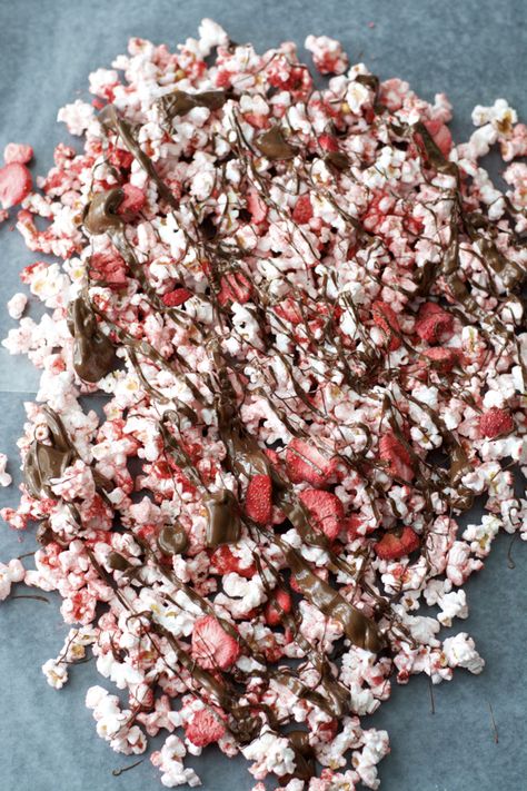 Chocolate Strawberry covered popcorn! Easy chocolate covered popcorn recipe with a twist! Chocolate Covered Popcorn Recipe, Strawberry Popcorn, Covered Popcorn, Strawberries Chocolate Covered, Chocolate Covered Popcorn, Strawberries Chocolate, Covered Strawberry, Popcorn Snacks, Popcorn Recipe