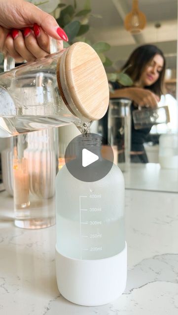 Chantel Mila Ibbotson on Instagram: "Make your kitchen sparkle ✨ this DIY spray is amazing at melting tough grease all around your kitchen, like your stovetop, cabinets and even your oven! It’s the perfect mix for everyday cleans. Use discretion when using white vinegar on marble or pourous surfaces 🌻 Will you try this simple mix?

Spray bottle from @mamamilahome 

#cleaninghacks #mamamilastips #tipsandtricks #cleaningtips #hometips #homehacks #kitchenhacks #cleaningmotivation #cleaningmode" Clean With Baking Soda, Chantel Mila, Home Esthetics, Pink Cleaning, Cleaning Grease, Organize Clutter, Grease Cleaner, Clean Kitchen Cabinets, Helping The Environment