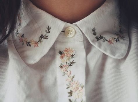 Flowers Pola Sulam, Embroidered Collars, Embroidery On Clothes, 자수 디자인, Dita Von Teese, Tumblr Fashion, Embroidered Clothes, Mori Girl, Mode Vintage