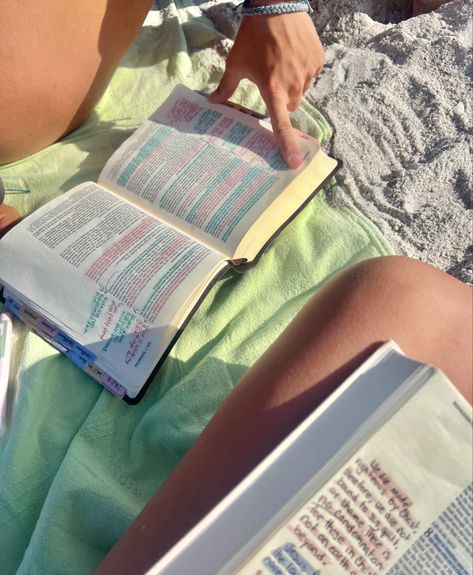 Beach Bible Study, Girl Bible Study, Christian Vision Board, Christian Activities, Bible Journal Notes, Study Pictures, Christian Friends, Christian Love, Bible Notes