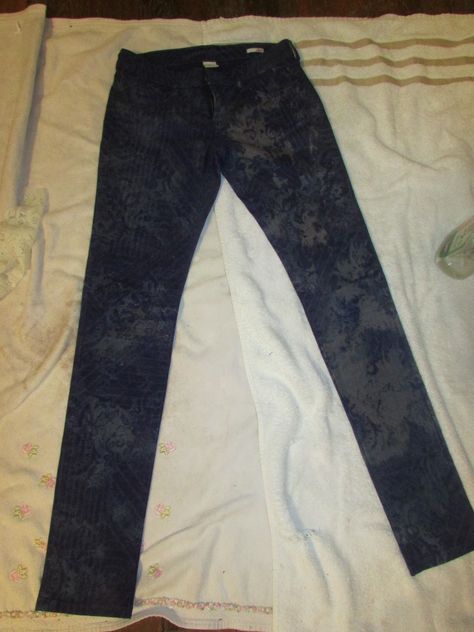 following wonderland: DIY Bleaching Jeans Bleaching Jeans, Bleach Jeans Diy, Back Patches For Jackets, Shirt Transformation, Diy Clothes Bag, Lace Jeans, Bleached Jeans, Diy Clothes And Shoes, Diy Jacket