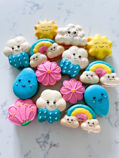 Sun Macarons, Macaron Art, Macaron Ideas, French Heritage, Cute Christmas Cookies, Macaron Cookies, Spring Cookies, Pretty Cookies, Fancy Cookies