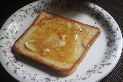 Honey Toast Recipe Toast With Honey Breakfast, Toast And Honey, Honey Bun Aesthetic, Honey Toast Aesthetic, Honey On Toast, Toast Meals, Honey Toast Recipe, Easy Breakfast Ideas For Kids, Honey Eggs