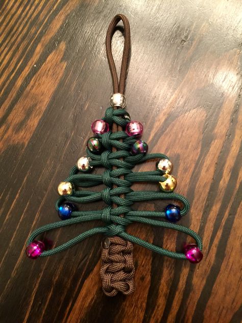 This was fun and easy to make!  Paracord Christmas Tree! Christmas Paracord Crafts, Paracord Christmas Tree, Paracord Christmas Ornaments, Scout Christmas Ornaments, Scout Ornaments Diy, Paradors Bracelet, Christmas Tree Weaving Craft, Paracord Christmas, Parachute Cord Crafts