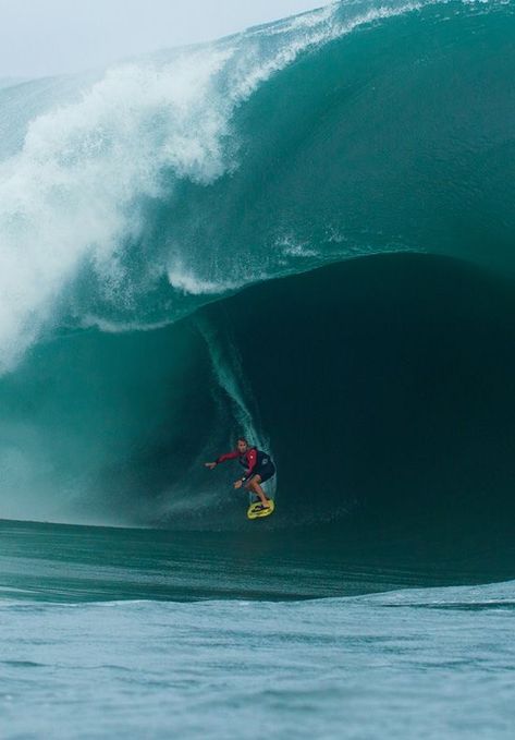 Teahupoo Tahiti, Surf Photos, Surfing Tips, Big Surf, Wave Surfing, Breaking Waves, Big Wave Surfing, Huge Waves, Surf Vibes