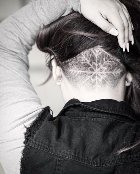 @luckiestyles #undercut #snowflake Winter Undercut Design, Snowflake Shaved Hair Design, Snowflake Undercut Designs, Snowflake Hair Design, Christmas Undercut Designs, Snowflake Undercut, Sidecut Designs, Under Hair Shaved, Undercut Pattern