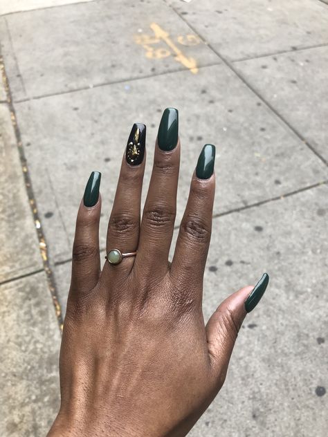 #fallnails #forestgreennails #blacknails #greennails #creativenaildesigns Dark Green Acyrilics Nails, Green Acyrilics Nails, Acyrilics Nails, Green Black Nails, Forest Green Nails, Green Nails Designs, Hogwarts Uniform, Plum Nails, Glitter Manicure