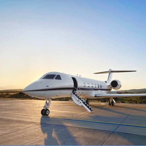 Private Jets, Jet Aesthetic Private, Private Jet Aesthetic Night, Aesthetic Private Jet, Private Jet Photography, Private Airplane Luxury Aesthetic, Jets Privés De Luxe, Plane Flight, Jet Privé