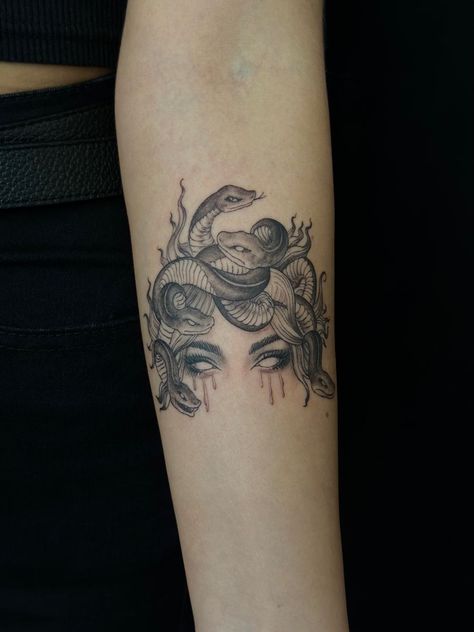 Medusa Forearm Tattoo Women, Tattoos For Brown Skin, Medusa Minimalist Tattoo, Tattoo Ideas Medusa, Medusa Tattoo Design Ideas, Small Medusa Tattoo, Fnaf Tattoo, Full Sleeve Tattoo Ideas, Baddie Tats