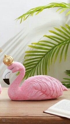 https://www.pinterest.nz/pin/487655465895524912/ Flamingo With Crown, Tropical Cupcakes, Flamingo Cupcakes, Flamingo Costume, Hawaii Party, Flamingo Beach, Flamingo Art, Flamingo Party, Pink Bird