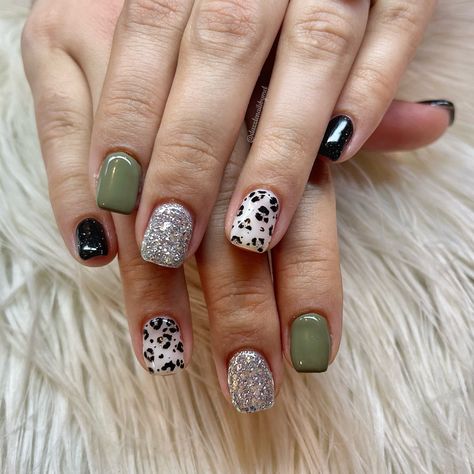 Olive Green Leopard Nails, Cheetah Accent Nails, Green Cheetah Nails, Army Green Nails, Safari Nails, Green Gel Polish, Glitter Gel Nail Designs, Nails 23, Cowboy Nails