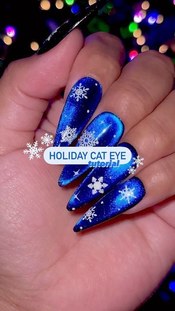 Cat Eye Candy Cane Nails, Red Cat Eye Nails Design Christmas, Cats Eye Christmas Nails Design Ideas, Cateye Nailart Christmas, Cateye Christmas Nail Designs, Cat Eye Snowflake Nails, Christmas Cat Eye Nail Art, Christmas Cats Eye Nails, White Cat Eye Nails Design