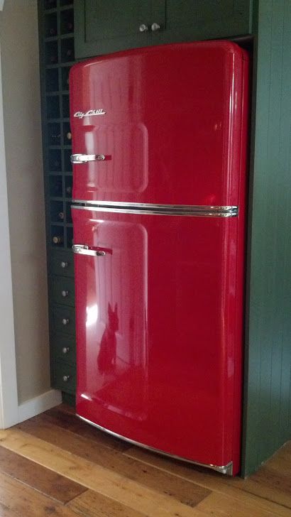 Stunning Cherry Red Retro Fridge from Big Chill. All-American Retro Style with a splash of vibrant red color. Say no to the standard  ‘white box’ and go retro cool. Inspired? Click to discover more. Colorful Fridge, Red Fridge, Downstairs Kitchen, Fridge Makeover, Diner Kitchen, Refrigerator Ideas, Retro Kitchen Appliances, Basement Kitchenette, Vintage Refrigerator