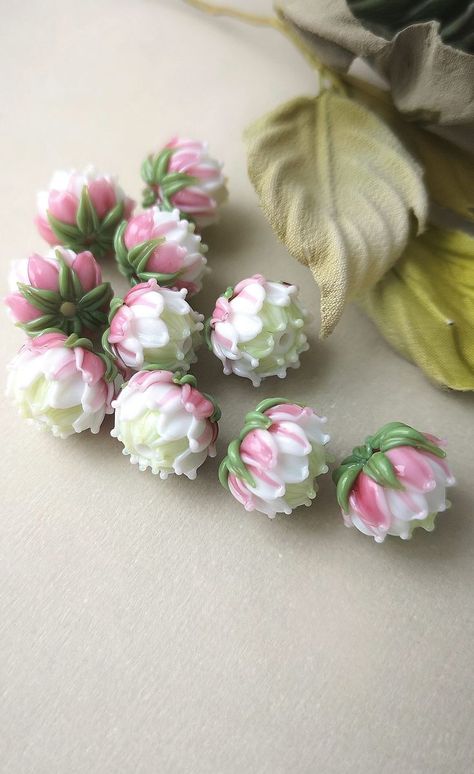 Lampwork Glass Beads Jewelry, Lampwork Bead Jewelry, Lampwork Jewelry, Making Glass, Glass Beads Jewelry, Polymer Crafts, Handmade Lampwork Bead, Handmade Glass Beads, Flower Beads