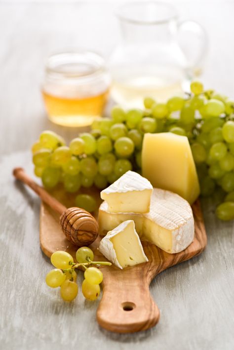 Cheese And Honey, Grapes And Cheese, Grape Recipes, Fresh Fruit Recipes, Cheese Party, God Mat, Wine Cheese, Cheese Platters, Cheese Plate