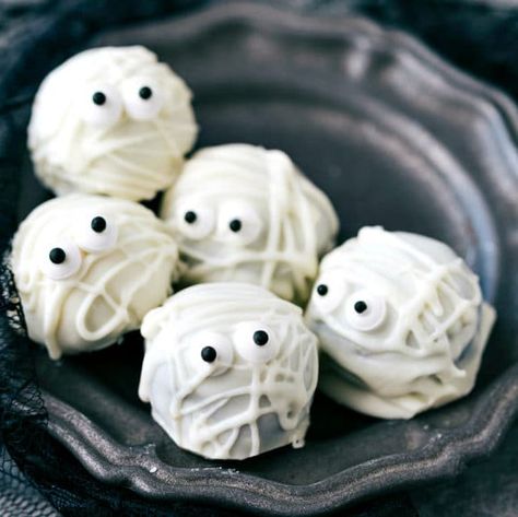 5-Ingredient Halloween Oreo Truffles | Chelsea's Messy Apron Halloween Oreo Balls, Halloween Truffles, Oreo Ball, Oreo Cake Pops, Pumpkin Truffles, Halloween Oreos, Postres Halloween, Recetas Halloween, Dulces Halloween