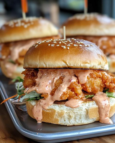 Bang Bang Chicken Sliders Easy Chicken Parmesan Sliders, Bang Bang Chicken Sliders Recipe, Honey Mustard Chicken Sliders, Bang Bang Chicken Sandwich, Air Fryer Bang Bang Chicken, Bang Bang Chicken Sliders, Chicken Sliders Recipes Hawaiian Rolls, Chicken Tender Sliders, Chicken Sliders Recipes Kings Hawaiian