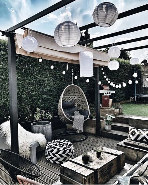 27 Patio Ideas That Will Make You Want to Live Outside This Summer Outdoor Patio Shades, White Outdoor Furniture, Glam Dining Room, Garden Sitting Areas, Glam Dining, Red Dining Room, Patio Inspiration, Garden Wallpaper, Patio Shade