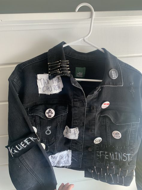 Punk Jean Jacket, Punk Denim Jacket, Black Denim Jacket Outfit, Alt Diy, Emo Jeans, Vest Ideas, Battle Vest, Diy Denim Jacket, Battle Jacket