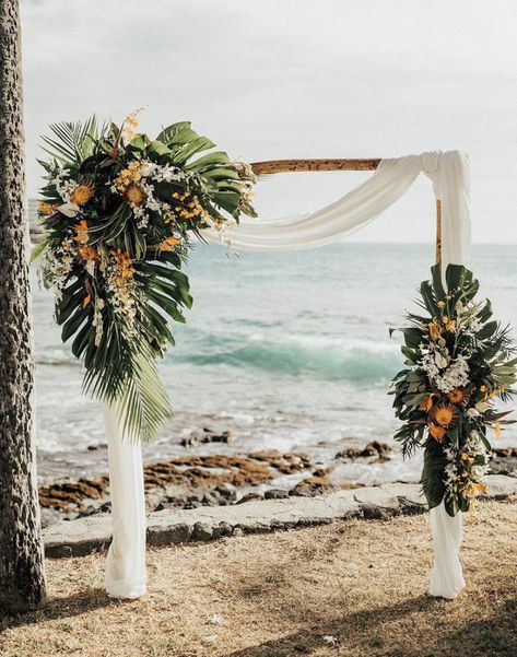 Tropical Wedding Theme, Tropical Wedding Flowers, Costa Rica Wedding, Destination Bride, Wedding Backdrop Design, Kailua Kona, Beach Ceremony, Cool Wedding Cakes, Bali Wedding