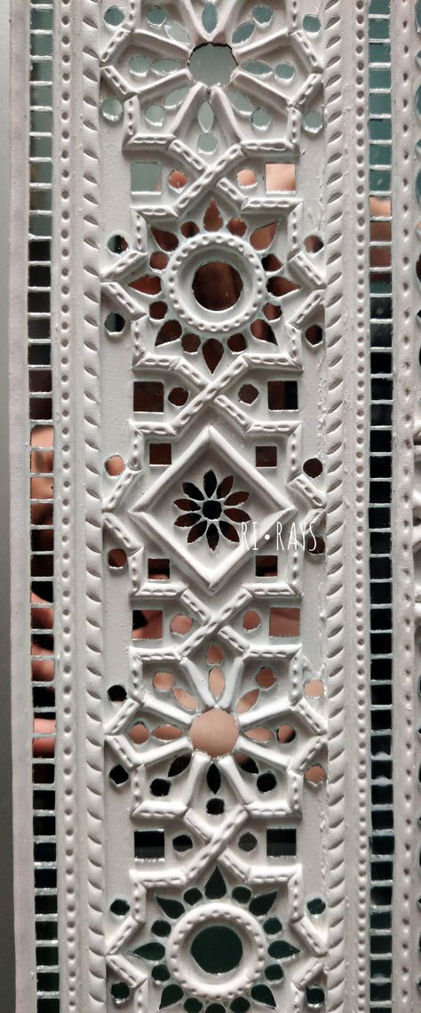 Lippan Darwaza Lippan Art Borders, Lippan Art Border Design, Lippan Art In Rectangle Shape, Lippan Art Design Mirror Work Square, Lippan Art Design Mirror Work Circle, Mirror Border Design, Lippan Art Square Design, Jain Paintings, Mandir Interior