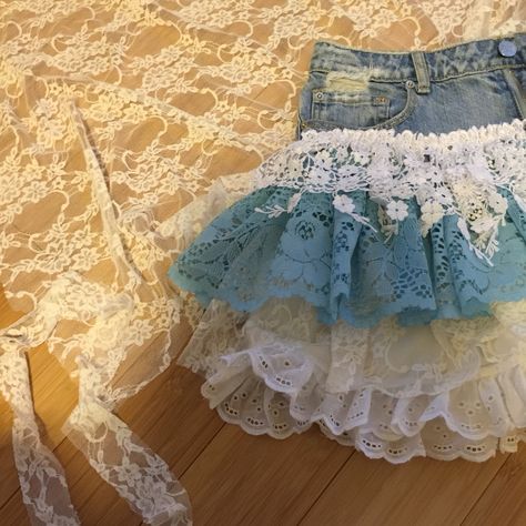 D.I.Y Denim And Lace Skirt, Vintage Reworked Clothing, Tutu Skirt Outfit, Punk Fashion Diy, Fashion Design Patterns, Make Your Own Clothes, Denim Crafts, Denim Diy, Fashionista Clothes