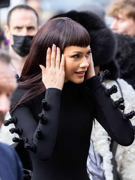 Triangle Bangs Goth, Triangle Bangs, V Bangs, Zendaya Hair, Zendaya Maree Stoermer Coleman, Manic Pixie Dream Girl, Baby Bangs, Bingo Card, Sleek Bob