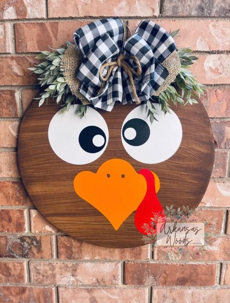 Turkey Door Hanger Wooden, Diy Fall Door Hangers, Turkey Door Hanger, Thanksgiving Door Hanger, Thanksgiving Wood Crafts, Turkey Door, Senior Crafts, Turkey Wreath, Turkey Face