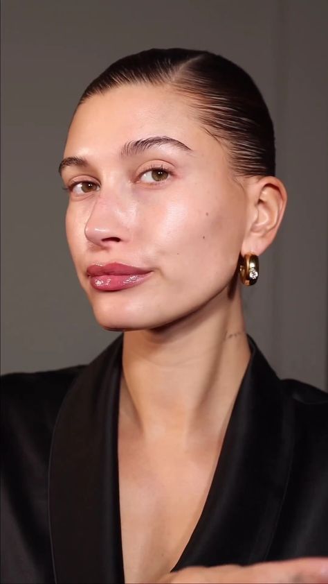 Natural Beauty Face, Hailey Bieber Street Style, Hayley Bieber, Wet Look Hair, Big Nose Beauty, Hailey Bieber Style, Hailey Baldwin Style, Sleek Bun, Hailey Baldwin