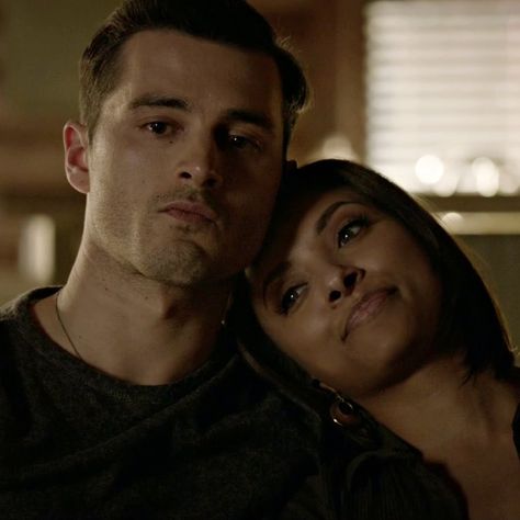 Enzo Vampire Diaries, Enzo Tvd, Bonnie Enzo, Enzo St John, Bonnie And Enzo, Bonnie Bennet, Spiegel Selfie, Michael Malarkey, Vampire Diaries Poster