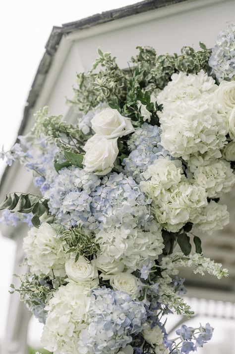 Hydrangea Wedding Color Schemes, Blue Hydrangea Arch Wedding, Sky Blue And White Wedding Theme, Flowy Wedding Bouquets, Cascading Hydrangea Bouquet, Blue And Green Bouquet Wedding, Coastal Bridal Bouquet, Blue And White Hydrangea Bouquet, Hydrengas Bouquet Ideas