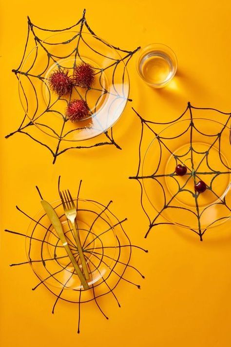 halloween decoration ideas spiderweb placemats Easy Diy Halloween Decorations, Halloween Paper Crafts, Homemade Halloween Decorations, Creepy Decor, Spooky Halloween Party, Easy Halloween Decorations, Halloween Table Decorations, White Halloween, Easy Halloween Crafts