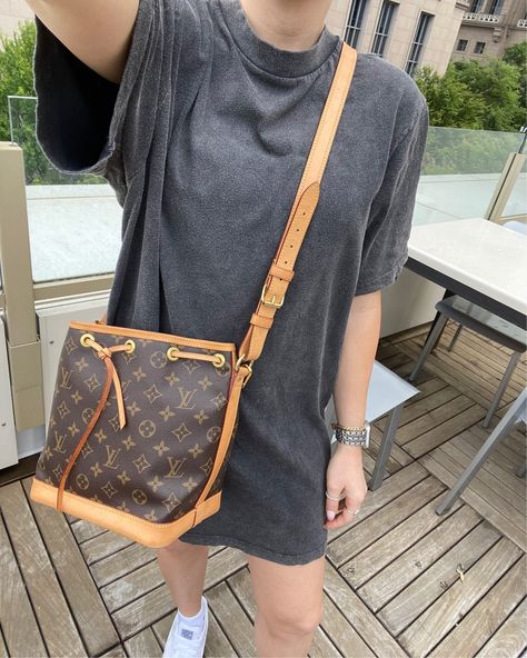 Noe Bb Outfit, Petite Noe Louis Vuitton Outfit, Lv Noe, Athleta Outfits, Louis Vuitton Outfits, Louis Vuitton Noe Bb, Noe Louis Vuitton, Louis Vuitton Noe Bag, Louis Vuitton Outfit