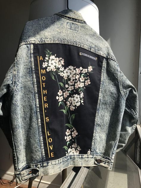 Denim Jacket Diy Paint, Diy Denim Jacket, Painted Clothes Diy, Custom Denim Jacket, Denim Art, Painted Denim Jacket, Painted Jacket, Diy Jacket, Shirt Design Inspiration