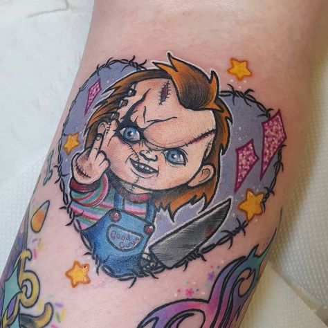 🌸🎮 Holly Marie Tattoos 🎮🌸 on Instagram: “Chucky! 🧡🔪 thank you so much Savannah, always the best ideas! ✨ would love to do more horror characters in barbed wire hearts, Freddie or…” Tiffany Tattoo, Chucky Tattoo, Horror Movie Tattoos, Movie Tattoo, Movie Tattoos, Scary Tattoos, Theme Tattoo, Halloween Tattoo, Horror Tattoo