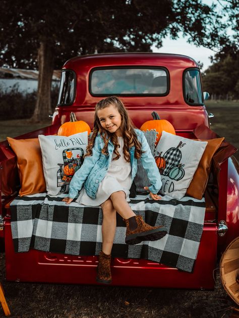 Fall Truck Bed Photoshoot, Red Truck Fall Pictures, Truck Bed Fall Photoshoot, Old Truck Fall Photoshoot, Fall Truck Photoshoot, Old Truck Photo Shoot, Pumpkin Photography, Family Holiday Pictures, Fam Photos