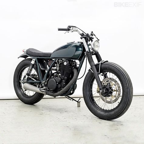 I love the 70's bikes like he SR400/500 because of their pure simplicity. This one is a great example with a slight modern touch.  1978 Yamaha SR500 Monkee #10 by Wrenchmonkees via Top 5 Yamaha SR500s | Bike EXIF Yamaha Sr500, Sr 500, Xjr 1300, Brat Bike, Yamaha Sr400, Yamaha Cafe Racer, Motos Yamaha, Motorbike Design, Moto Custom