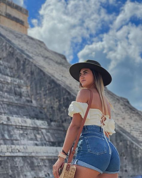 Ale Rodriguez Goldenberg on Instagram: “Chichén Itzá #mexico #chichenitza #maravilladelmundo #piramides #yucatan” Guatemala Aesthetic Outfit, Puerto Penasco Mexico Outfits, Rocky Point Mexico Outfits, Mexico City Vacation Outfits, Mazatlan Mexico Outfits, Rosarito Mexico Outfit, Summer Outfits Mexico, Outfits Para Cancun, Guanajuato Mexico Outfit