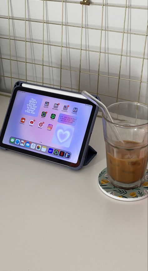 Ipad Mini Aesthetic, Afternoon Vibes, Coffee Desk, Ipad Stuff, Ipad Ideas, Phone Things, Ipad Aesthetic, School Tips, School Hacks