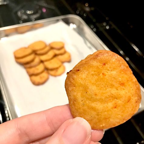 This recipe gets repinned day after day...so i decided to try it! Southern Restaurant, Cheese Crisps, Sliced Bread, Bacon Jam, Pepper Jelly, Pimento Cheese, Quick Snack, Super Yummy, Quick Snacks