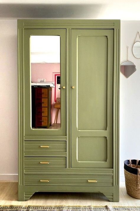 Almirah Diy Paint, Green Wardrobe Design, Green Wardrobe, Wardrobe Decor, Green Closet, Armoire Ideas, Armoire Makeover, Single Wardrobe, Painted Armoire