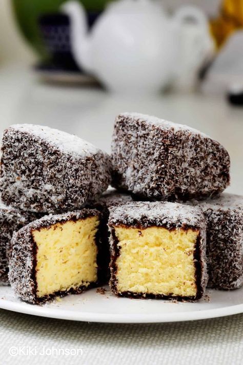 Australian Lamingtons Recipes, Afternoon Tea Ideas Desserts, Lamingtons Recipe Australia, Australian Christmas Recipes, Australian Lamingtons, Chocolate Lamingtons, Christmas Sweets Ideas, Lamington Cake Recipe, Lamington Recipe