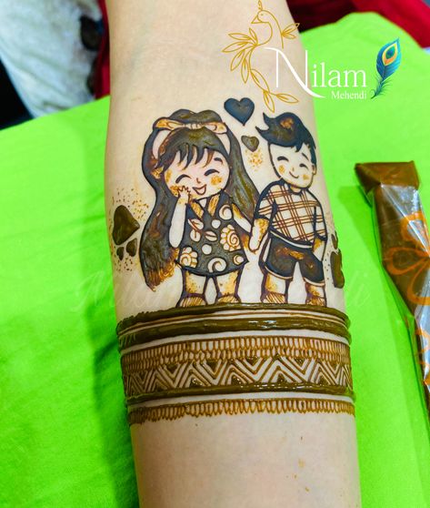 Character Mehndi Design, Rakhi Mehndi Designs For Brother, Cute Couple Mehndi Design, Bhai Dooj Mehndi Design, Mehndi For Brother Wedding, Couple Mehendi Designs, Rakhi Mehendi Designs, Engagement Mehendi Figures, Brother Wedding Mehndi Design