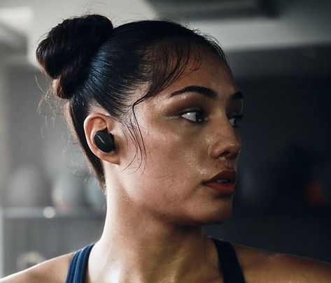 As true wireless Bluetooth® earbuds, Bose Sport Earbuds offer complete freedom of movement. As long as you’re within 30 ft (9 m) of your device, you’ll hear whatever it’s playing. And with a custom-designed antenna hidden on the outside of each earbud, you’ll stay connected. Bose Sport Earbuds provide up to five hours of battery life per charge. They’re charged by placing them in the included charging case. If the case is charged, it will automatically charge the earbuds. Bose Earphones, Badshah Rapper, Bose Sport Earbuds, Bose Speakers, Running Earbuds, Best Earbuds, Bose Headphones, Running Headphones, Ear Buds