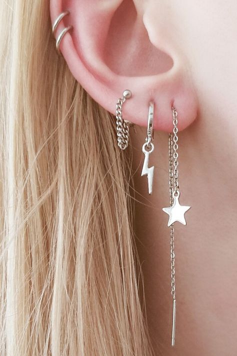 Play around with the minimalistic earrings to create your perfect earparty! Don't you have three holes in your ears? Just choose the one or two earrings you like the most! #earparty #earcandy #earrings #inspiration #inspo #minimalistic Ušný Piercing, Piercing Lobe, Minimalistic Earrings, Cool Ear Piercings, Pretty Ear Piercings, Cute Ear Piercings, Chique Outfits, Dope Jewelry, Earrings Inspiration