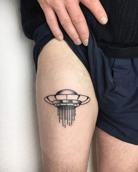 23 Admirable UFO Tattoo Ideas and Meanings Ufo Tattoo Design, Fancy Tattoo, Hand Tattoos For Men, Ufo Tattoo, Christian Sleeve Tattoo, Omerta Tattoo, Biomechanical Tattoo, Alien Tattoo, Tattoo Cover Up