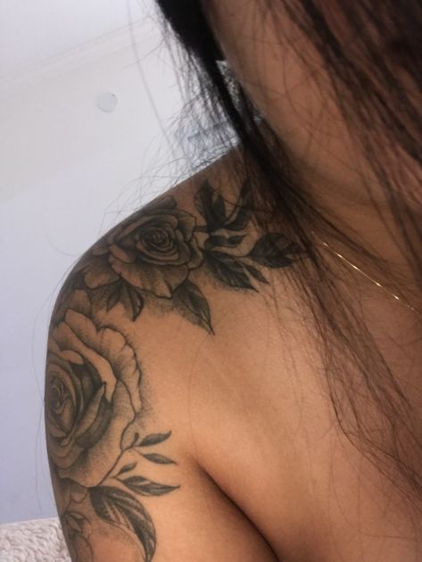 Roses Tattoo Back Woman, Rose Tattoo Black Women, Rose Tattoo On Shoulder Black Women, Rose Shoulder Tattoos For Women Black, Flower And Butterfly Tattoo On Shoulder Black Women, Swirly Tattoo, Arm Tattoos Drawing, Girl Neck Tattoos, Cute Henna Tattoos